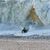 Ein Surfer taucht in Seal Beach aus den Wellen auf. - Foto: Damian Dovarganes/AP