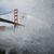 Wellen brechen über das Geländer am Fort Point in San Francisco. - Foto: Santiago Mejia/San Francisco Chronicle/AP/dpa