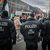 Berliner Polizisten begleiten eine propalästinensische Demonstration am Hermannplatz in Berlin Neukölln. - Foto: Michael Kappeler/dpa