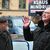 Touristen sind am Kontrollhaus am Checkpoint Charlie vor dem «Mauermuseum - Museum Haus am Checkpoint Charlie» zu sehen. (Archivbild) - Foto: Jens Kalaene/dpa