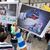 Ein Junge hält ein Plakat hoch, auf dem ein propalästinensischer Demonstrant unter einem Stempel mit der Aufschrift  Anti Semitismus steht. - Foto: picture alliance / dpa
