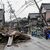 Polizisten gehen an eingestürzten Häusern vorbei, die von den Erdbeben in Suzu, Präfektur Ishikawa getroffen wurden. - Foto: Uncredited/Kyodo News/AP/dpa