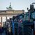 Traktoren vor dem Brandenburger Tor auf der Straße des 17. Juni. - Foto: Monika Skolimowska/dpa