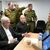 Israels Ministerpräsident Benjamin Netanjahu (l) und sein Verteidigungsminister Joav Galant (M) besprechen im Hauptquartier der Armee die Lage. - Foto: Amos Ben-Gershom/GPO/dpa