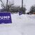 Ein Wahlplakat des ehemaligen US-Präsidenten Trump steht in Des Moines bei eisiger Kälte im Schnee. - Foto: Uncredited/kyodo/dpa