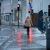Achtung, glatt: Eine Fußgängerin passiert in Saarbrücken einen Gehweg, der sich nach Blitzeis in eine Rutschbahn verwandelt hat. - Foto: Laszlo Pinter/dpa