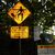 Schilder warnen vor giftigen Quallen: Normalerweise leben Irukandjis eher in tropischeren Gewässern im hohen Norden. Nun sorgen sie für Probleme auf der australischen Urlaubsinsel K'gari (früher Fraser Island). - Foto: Carola Frentzen/dpa