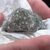 Ein mutmaßliches Meteoritenteil wurde von Meteortitensuchern auf einem Feld bei Ribbeck gefunden. - Foto: Cevin Dettlaff/dpa