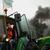 Franzöische Landwirte blockieren einen Kreisverkehr. - Foto: Thibault Camus/AP/dpa