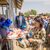 Außenministerin Annalena Baerbock eröffnet bei ihrem Besuch in der Flüchtlingssiedlung Gorom einen Rückzugsraum für Frauen. - Foto: Michael Kappeler/dpa