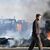 Französische Landwirte verbrennen Strohballen, während sie die Autobahn A9 in der Nähe von Montpellier blockieren. - Foto: Sylvain Thomas/AFP/dpa