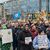 Demonstranten mit Plakaten vor dem Magdeburger Hauptbahnhof. - Foto: Simon Kremer/dpa