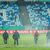 Im Ludwigspark-Stadion versuchen Helfer, Wasserlachen vom Spielfeld zu entfernen. - Foto: Uwe Anspach/dpa