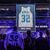Shaquille O'Neals Magic-Trikot mit der Nummer 32 wird unters Hallendach gezogen. - Foto: Kevin Kolczynski/AP/dpa