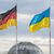 Die Flaggen von Deutschland und der Ukraine wehen vor dem Bundestag. - Foto: Michael Kappeler/dpa