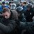 Polizeibeamte nehmen Alexej Nawalny während einer nicht genehmigten Kundgebung auf dem Lubjanka-Platz in Moskau fest. - Foto: Pavel Golovkin/AP