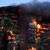 Nach Angaben des Rettungsdienstes brach das Feuer in einer Wohnung im vierten Stock aus. Dann griff es schnell auf die gesamte Anlage über. - Foto: Eduardo Manzana/EUROPA PRESS/dpa
