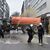 Landwirte sprühen Gülle auf die Straßen im Brüsseler Europaviertel. - Foto: Harry Nakos/AP/dpa
