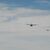 Zwei C-130J Super Hercules-Flugzeuge der US-Luftwaffe beim Abwurf von Paketen mit humanitärer Hilfe. - Foto: Tech. Sgt. Christopher Hubenthal/United States Airforces Central via DVIDS/dpa
