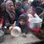 Palästinenser stehen während der israelischen Luft- und Bodenoffensive für die kostenlose Verteilung von Lebensmitteln an. - Foto: Hatem Ali/AP/dpa