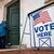 Ein Wahllokal in Kennebunk (Maine). - Foto: Michael Dwyer/AP/dpa