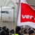 Ein Protestzug von Streikenden mit Bannern und Verdi-Fahnen in Frankfurt am Main. - Foto: Lando Hass/dpa
