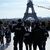 Polizisten patrouillieren auf dem Trocadero-Platz unweit des Eiffelturms. - Foto: Michel Euler/AP