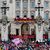 ZUschauer jubeln nach der Krönung von König Charles III. und Königin Camilla vor dem Buckingham Palast in London. - Foto: Petr David Josek/AP/dpa