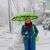 Eine Frau schützt sich in Bellows Falls in Vermont mit einem Schirm vor den Schneeflocken. - Foto: Kristopher Radder/The Brattleboro Reformer/AP/dpa