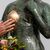 Ein sprechendes Detail der bronzenen Frauenstatue «Bezaubernde Julia» in München. - Foto: Peter Kneffel/dpa
