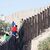 Migranten klettern über einen Zaun auf der Insel Lampedusa. - Foto: Cecilia Fabiano/LaPresse via ZUMA Press/dpa