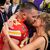 Taylor Swift und Travis Kelce sind mittlerweile rund ein Jahr ein Paar. (Archivfoto) - Foto: John Locher/AP/dpa