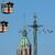 Blasmusiker gehen vor dem Riesenrad über den Festplatz. (Archivbild) - Foto: Karl-Josef Hildenbrand/dpa