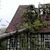 Ein Baum hat im Kreis Steinfurt (Nordrhein-Westfalen) infolge des Sturms das Dach eines Fachwerkhauses schwer beschädigt. - Foto: Michel Fritzemeier/tv7news/dpa