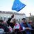 Mit EU- und Georgien-Flagge: Menschen protestieren in Tiflis gegen das umstrittene Gesetz. - Foto: Zurab Tsertsvadze/AP/dpa