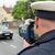 Ein Polizeibeamter nimmt in Nürnberg einen Verkehrsteilnehmer mit einem Messgerät ins Visier. - Foto: Pia Bayer/dpa