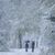 Spaziergänger laufen über einen verschneiten Wanderweg im Taunus. - Foto: Boris Roessler/dpa