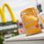 Vergangenes Jahr sind mehr Menschen zu McDonald's, Burger King und Co. gegangen und haben dort mehr Geld ausgegeben. - Foto: Christoph Schmidt/dpa