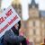 Bei einer Protestaktion vor dem Schweriner Landtag hält eine Teilnehmerin ein Schild mit der Aufschrift «Pflege in Not - Existenzen bedroht!». - Foto: Jens Büttner/dpa