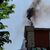 Ein Vermummter brennt auf dem Dach der Roten Flora in Hamburg Pyrotechnik ab. - Foto: Axel Heimken/dpa