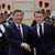 Der französische Präsident Emmanuel Macron (r) begrüßt Chinas Präsident Xi Jinping vor ihrem Treffen im Elysee-Palast. - Foto: Christophe Ena/AP/dpa