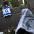 Eine Frau hält eine Israelflagge aus dem Fenster: Die propalästinensische Demonstration auf dem Theaterhof der Freien Universität Berlin wird von Polizisten beobachtet. - Foto: Sebastian Christoph Gollnow/dpa