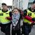 Polizisten führten Klimaaktivistin Greta Thunberg vom Platz vor der Arena ab. - Foto: Johan Nilsson/TT News Agency/AP/dpa