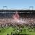 Die Fans vom FC St. Pauli stürmten nach dem Abpfiff den Platz. - Foto: Christian Charisius/dpa