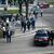 Leibwächter bringen den slowakischen Ministerpräsidenten Robert Fico in einem Auto vom Ort des Geschehens in Sicherheit. - Foto: Radovan Stoklasa/TASR/dpa