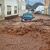 Aufräumarbeiten nach dem Hochwasser in Kirn-Sulzbach. - Foto: Sebastian Schmitt/dpa