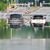 Zwei Autos stehen unter einer Saarbrücke in Saarbrücken im Hochwasser. - Foto: Andreas Arnold/dpa