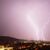 Zwei Blitze entladen sich bei einem  Gewitter über Stuttgart. - Foto: Andreas Rosar/dpa