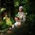 Dame Judi Dench mit einem Setzling des  Berg-Ahorns bei der Chelsea Flower Show. - Foto: Yui Mok/PA Wire/dpa