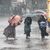 Frauen gehen bei Regen über eine Straße in Bangladesch. - Foto: Md. Rakibul Hasan/ZUMA Press Wire/dpa